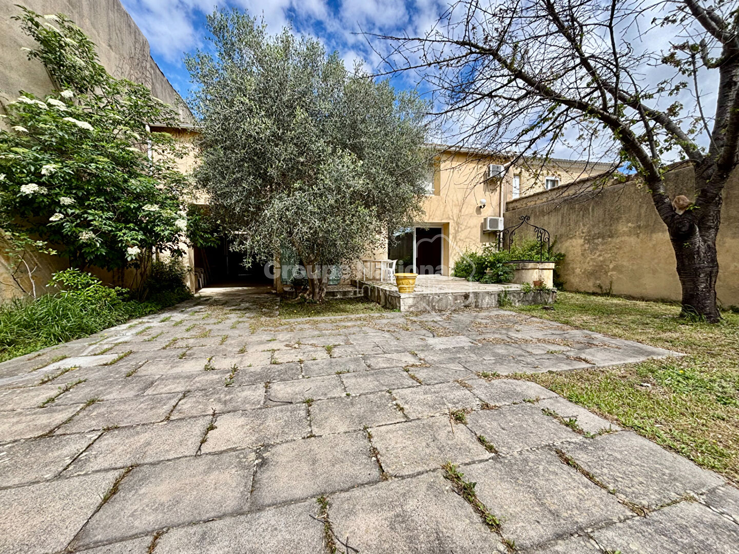 Maison de type 11 , Aigues Vives 311 m2 , DOUBLE GARAGE, COUR DE 200M²